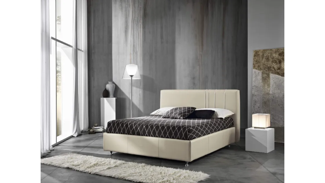 Letto in ecopelle con testiera Caligola di MaxHome