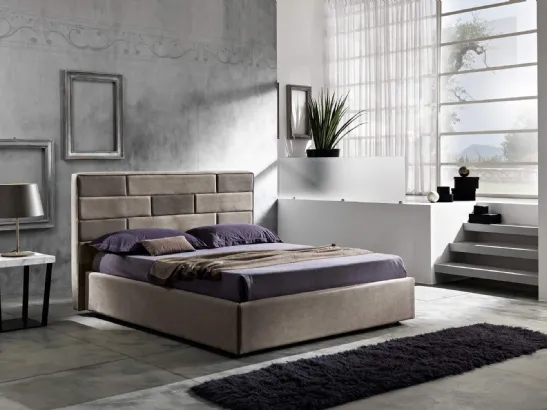 Letto con testiera composta da una trapuntatura a settori con due colori a contrasto che vestono un flessuoso schienale imbottito Suite di MaxHome