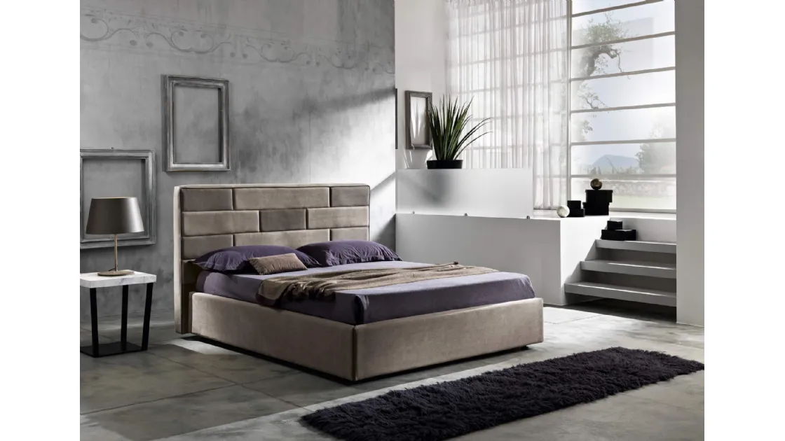 Letto con testiera composta da una trapuntatura a settori con due colori a contrasto che vestono un flessuoso schienale imbottito Suite di MaxHome